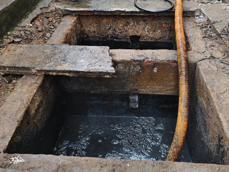 银城清理化粪池